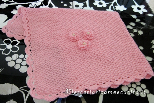 Copertina rosa in lana e fascia capelli in cotone con fiore all'uncinetto