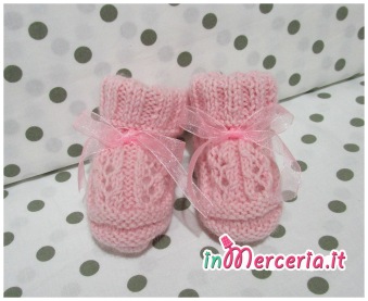 Scarpine neonato in lana rosa ai ferri