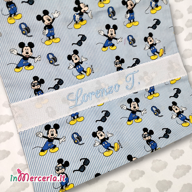Set asilo Topolino Mickey Mouse – Sacchetto, bavetta e asciugamano per  Lorenzo – Gift – Ricamo e cucito